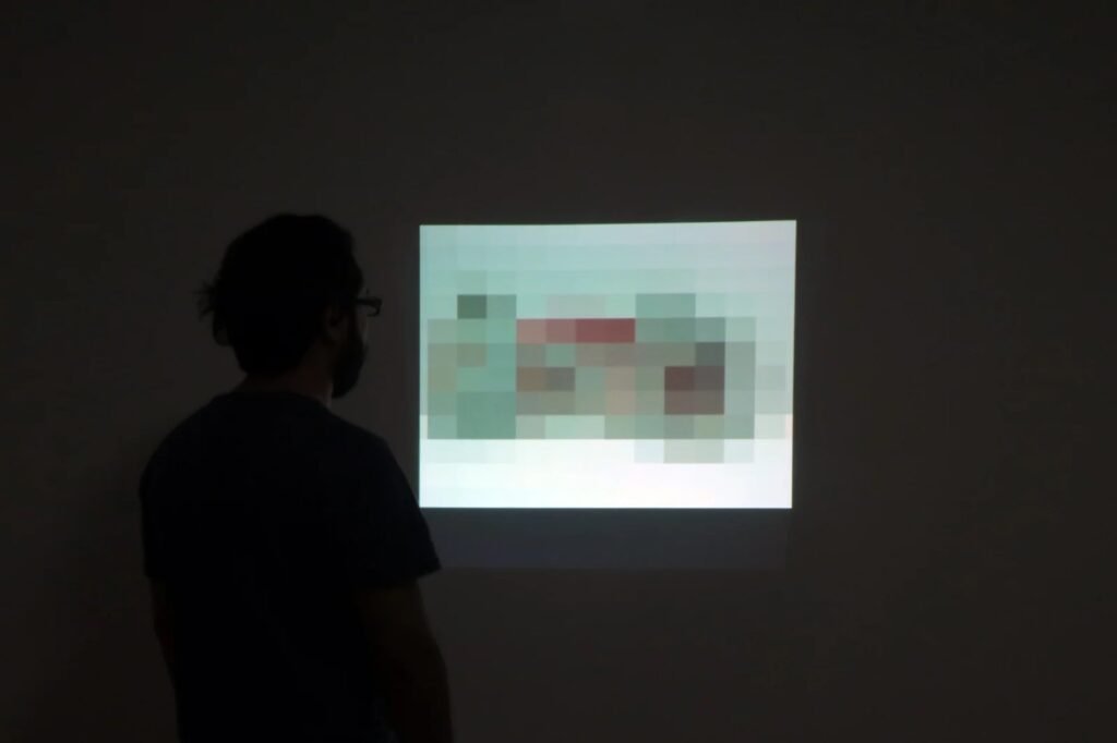 AntiSublime, video proyección interactiva que se pixela cuando el espectador se acerca, Jorge Ocampo Rendón y Juan Esteban Ocampo Rendón.