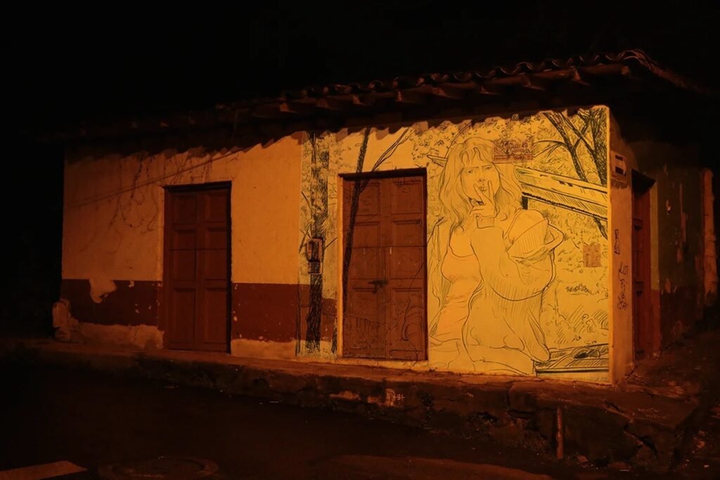 «Reflejos» Grafiti digital (2018), intervención con luz en el espacio público, Jorge Ocampo Rendón y Juan Esteban Ocampo Rendón.