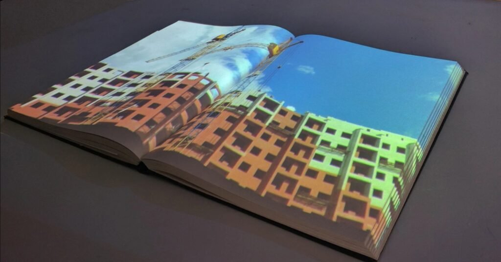 Sombras de luz (2018), libro como soporte multimedia con proyección, Jorge Ocampo Rendón y Juan Esteban Ocampo Rendón.