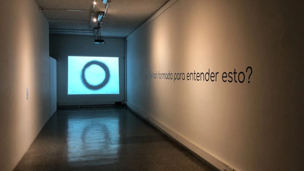 ¿Te han formado para entender esto? (2019), instalación interactiva de Jorge Ocampo Rendón y Juan Esteban Ocampo Rendón en el MUUA, Universidad de Antioquia.