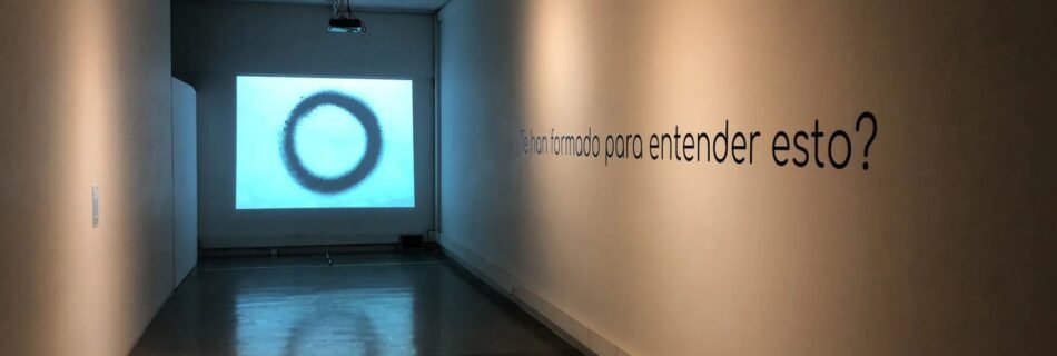 ¿Te han formado para entender esto? (2019), instalación interactiva de Jorge Ocampo Rendón y Juan Esteban Ocampo Rendón en el MUUA, Universidad de Antioquia.